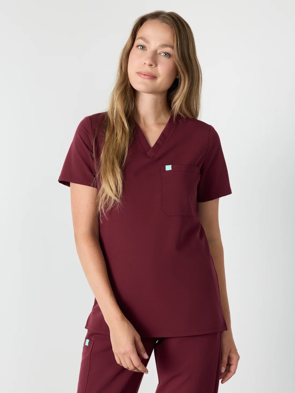 GARDE-MALADE One Pocket Scrub Top
 in Burgundy